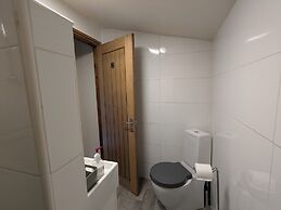 Cozy Cottage Close to Haworth Sleeps 2 With Garden