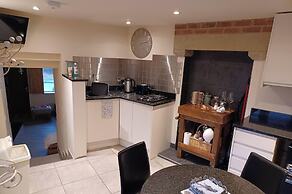 Cozy Cottage Close to Haworth Sleeps 2 With Garden