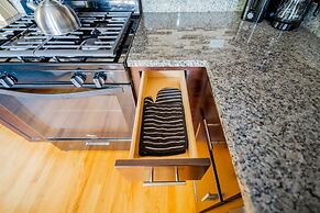 3BR Amazing Apt with Parking in Logan Sq