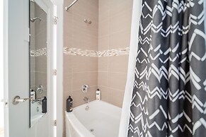 3BR Amazing Apt with Parking in Logan Sq