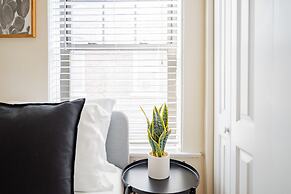 3BR Amazing Apt with Parking in Logan Sq