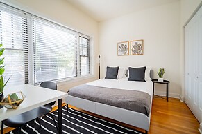 3BR Amazing Apt with Parking in Logan Sq