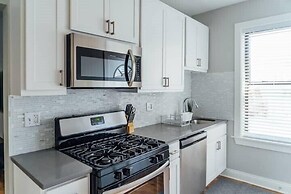 Newly Decorated 1BR 1BA Apt in Lake View