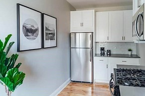 Newly Decorated 1BR 1BA Apt in Lake View