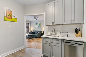 Lively Rejuvenating 1BR Apt in Lake View
