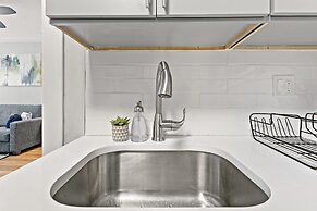 Lively Rejuvenating 1BR Apt in Lake View