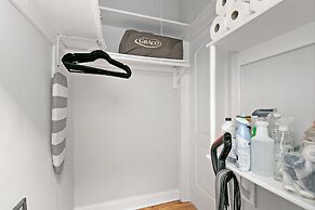 Lively Rejuvenating 1BR Apt in Lake View