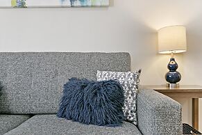 Lively Rejuvenating 1BR Apt in Lake View