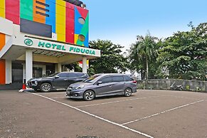 Super OYO Townhouse OAK Hotel Fiducia Serpong