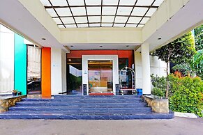 Super OYO Townhouse OAK Hotel Fiducia Serpong