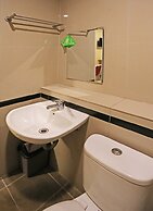 Super OYO Townhouse OAK Hotel Fiducia Serpong