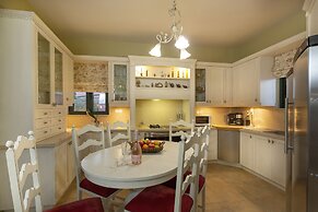 Luxury Villa Golden Crest with pool