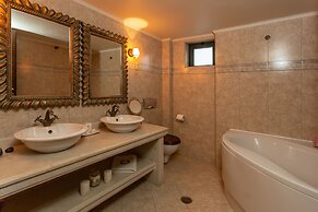 Luxury Villa Golden Crest with pool