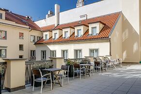 Louren - The Bridge Inn