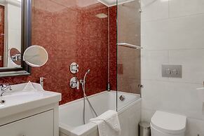 Louren - The Bridge Inn