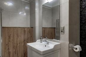 Louren - The Bridge Inn