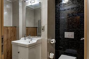 Louren - The Bridge Inn