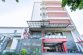 Super OYO Flagship 91863 Metro House