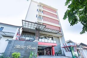 Super OYO Flagship 91863 Metro House