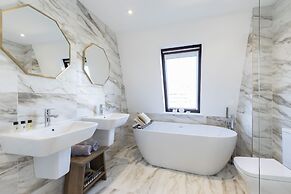 Elliot Oliver - Stunning 6 Bedroom Regency House With Parking