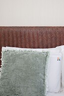 Liiiving-Modern & Glam Rooftop Apartment
