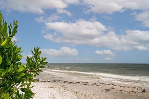 Updated Gulf Front Condo On The South End Of Fort Myers Beach! 1 Bedro