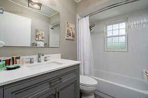 Barefoot Hideaway, With Spa And Pool 3 Bedroom Home by RedAwning