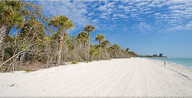 Barefoot Hideaway, With Spa And Pool 3 Bedroom Home by RedAwning