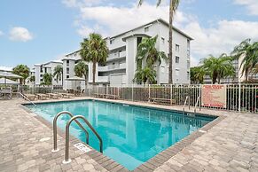 Royal Pelican - New Listing - 4511 Bay Beach Ln 2 Bedroom Condo by Red