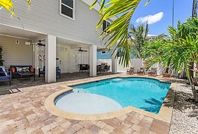 Welcome To 246 Delmar Ave - Vacation Rental 3 Bedroom Home by RedAwnin