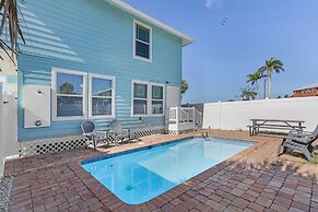 Lazy Beaches Getaway With Private Pool 4 Bedroom Home by RedAwning