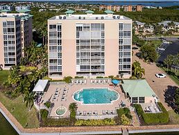 Palm Harbor Penthouse With Marina Views 2 Bedroom Condo by RedAwning