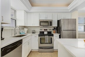 Beautiful Penthouse Condo - Corner Unit! 2 Bedroom Condo by RedAwning