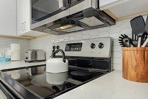 Beautiful Penthouse Condo - Corner Unit! 2 Bedroom Condo by RedAwning