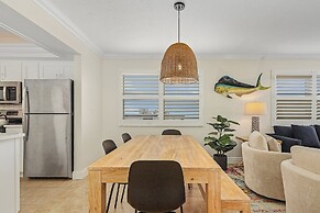 Beautiful Penthouse Condo - Corner Unit! 2 Bedroom Condo by RedAwning