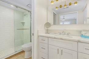 Beautiful Penthouse Condo - Corner Unit! 2 Bedroom Condo by RedAwning