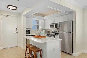 Beautiful Penthouse Condo - Corner Unit! 2 Bedroom Condo by RedAwning