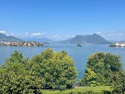 Isole Apartment With Pool and Lake View in Baveno