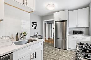 1BR Chic Apartment in Lakeview