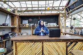 OYO Homes 90914 Eco Tourism Desa Cipada Bukit Senyum Homestay Syariah