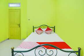 SPOT ON 91879 Emes Jaya HomestayNearSamsung Electronic Indonesia PT