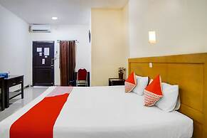 OYO 91878 Cherry Red Hotel