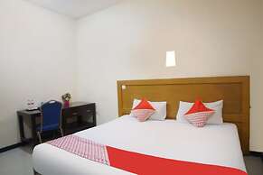 OYO 91878 Cherry Red Hotel