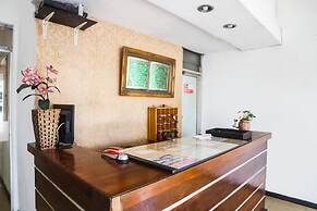 OYO 91878 Cherry Red Hotel