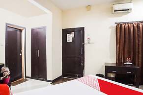 OYO 91878 Cherry Red Hotel