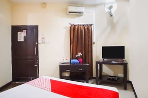 OYO 91878 Cherry Red Hotel