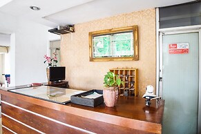 OYO 91878 Cherry Red Hotel