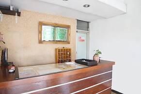 OYO 91878 Cherry Red Hotel