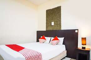 OYO 91878 Cherry Red Hotel