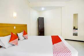 OYO 91878 Cherry Red Hotel